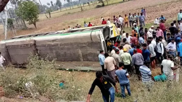 నెల్లూరు లో బస్సు ప్రమాదం..పలువురికి గాయాలు