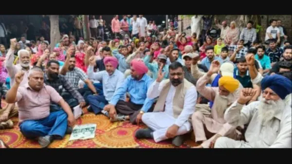 Residents protest eviction notices in Phillaur, hundreds join dharna