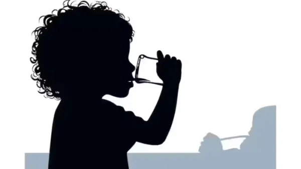 చాక్లెట్ ఇస్తానని నమ్మించి యాసిడ్ తాగించిన పిన్ని!