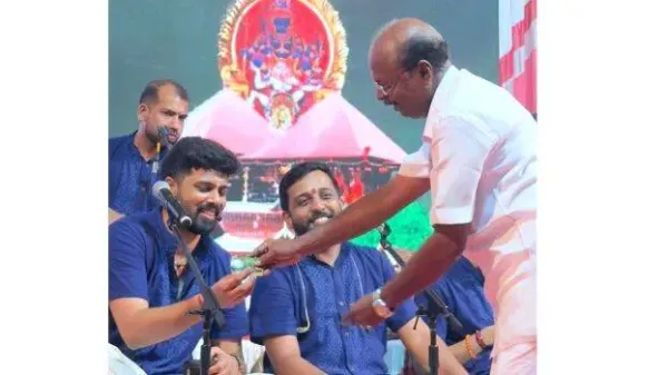 ക്രിസ്മസ് മധുരത്തിന് പിന്നാലെ കൈനീട്ടവുമായി ശിവദാസ്