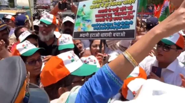 धारावी पुनर्विकासाविरोधात रहिवाशांचे आंदोलन