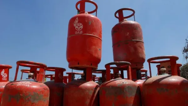 LPG Price Hike: এক ধাক্কায় ১০০০ টাকা বাড়ল গ্যাসের দাম! আজ থেকে কলকাতায় কত? দেখুন রেট চার্ট