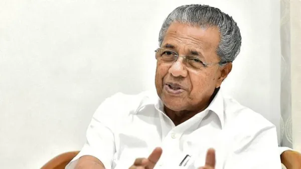 கேரளாவில் 'கை' ஓங்குகிறது: தர்மடம் தொகுதியில் முதல்வர் பினராயி விஜயன் பின்னடைவு - காங்கிரஸ் கூட்டணி மெஜாரிட்டியைத் தாண்டியது!