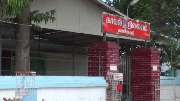 17 வயது சிறுவன் ஓட்டி சென்ற கார் விபத்தில் சிக்கியது