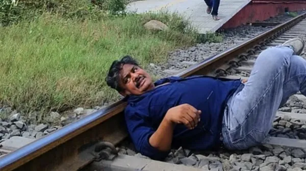 పట్టాలపై పడుకున్న నటుడు.. అసలేం ఏం జరిగిందంటే?