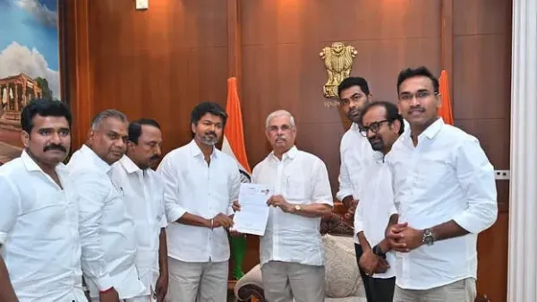 ഇനി സിഎം വിജയ്: ഗവര്ണറെ കണ്ട് സര്ക്കാര് രൂപീകരിക്കാൻ അനുമതി തേടി, സത്യപ്രതിജ്ഞ നാളെ?
