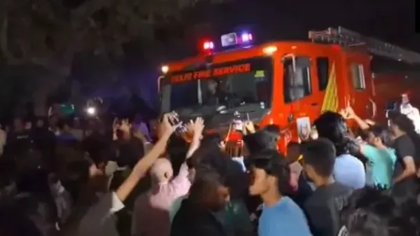 شاستری پارک فرنیچر مارکیٹ میں آتشزدگی، رات بھر دکانیں جلتی رہیں