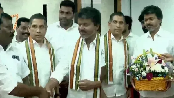 காங்கிரஸ் துண்டுடன் விஜய்.. ஆதரவு கடிதத்தை வழங்கிய காங்கிரசார்..!