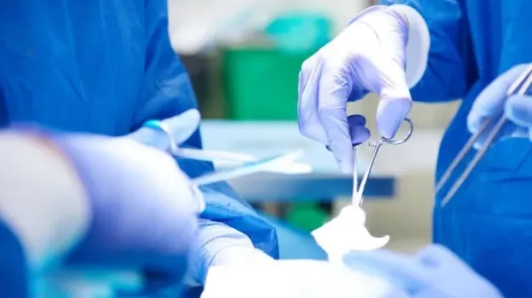 യുപി മെഡിക്കല്‍ കോളേജില്‍  ശസ്ത്രക്രിയക്കിടെ   22കാരിയുടെ സ്വകാര്യ ദൃശ്യങ്ങള്‍ പകര്‍ത്തി, വാട്സാപ്പ് ഗ്രൂപ്പില്‍  പ്രചരിപ്പിച്ചു