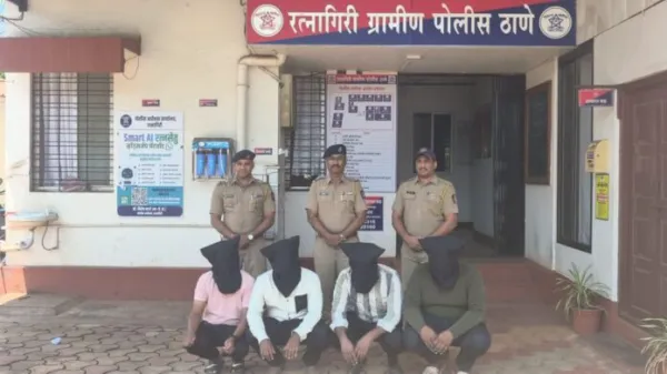 आरे समुद्रकिनारी पर्यटकांना मारहाण, शिवीगाळ करणाऱ्या चौघांच्या मुसक्या आवळल्या