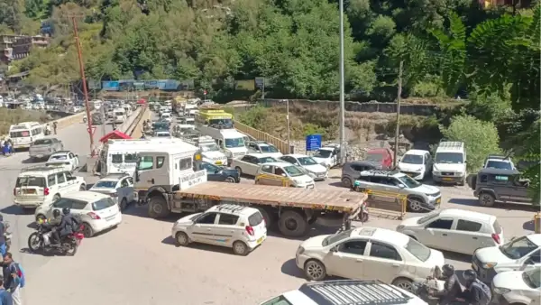 वीकेंड पर मनाली पहुंचे 4000 पर्यटक वाहन, ठंड का अहसास लेने के लिए उमड़ी भीड़, ट्रैफिक जाम