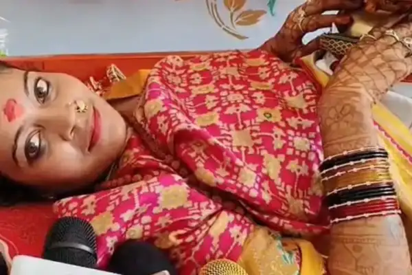 नुकीले कीलों के बिस्तर पर सोती है यह महिला, सपने में आई थीं मां दुर्गा, सुदेश्वरी दु्र्गा के लिए लग रही भीड़