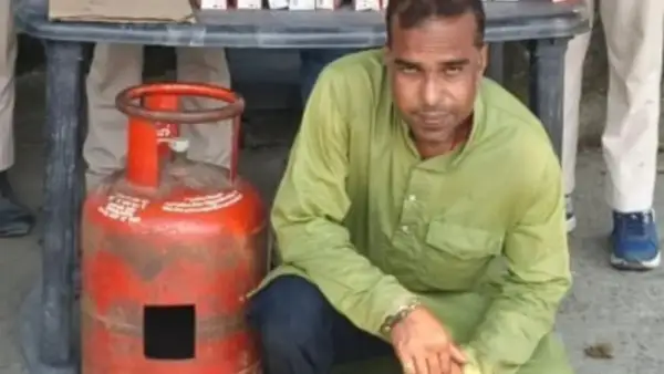 बिहार: शराब तस्करी का अनोखा तरीका! गैस सिलेंडर से 127 बोतल बरामद. देखकर पुलिस हैरान