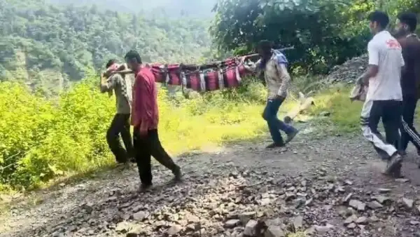सड़क बंद होने से मृत मां को डंडे से बांध 6 KM पैदल चला बेटा, फिर किया अंतिम संस्कार; सिरमौर में खुली सिस्टम की पोल