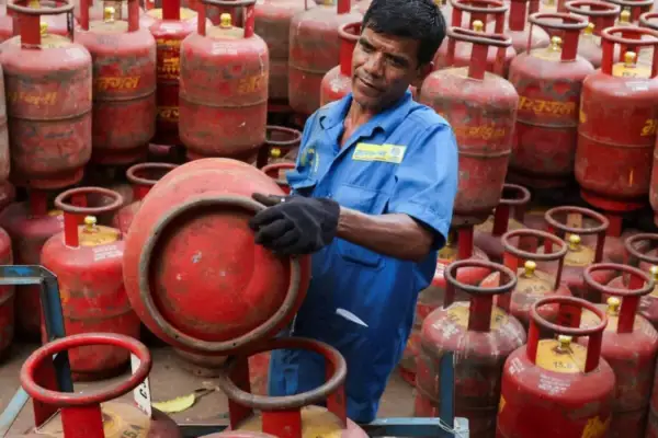 LPG Booking : बिना आधार के नहीं बुक होगा एलपीजी सिलेंडर, इस सिस्टम से राहत दे सकता है दिल्ली हाईकोर्ट