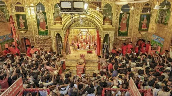 देशभर में गणेश चतुर्थी की धूम, तस्वीरों में देखिए त्योहार के रंग में कैसे रंगे हैं लोग
