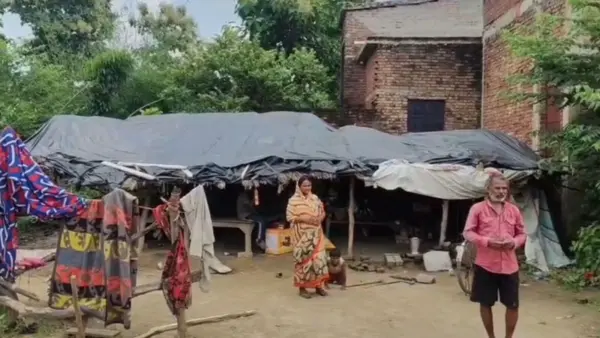 मां पर चार दिव्यांग बच्चों की जिम्मेदारी, सिर पर छत भी नहीं; बस्ती में सरकारी मदद की आस में भटक रहा परिवार