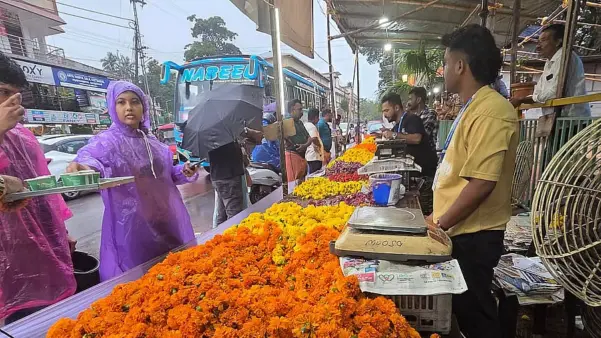ಬಾಲಕಿಯ ಚಿಕಿತ್ಸೆಗೆ ನೆರವಾಗಲು ಹೂ ಮಾರಾಟಕ್ಕಿಳಿದ ಯುವಕರು: ಓಣಂ ಸಂಭ್ರಮ ಇಮ್ಮಡಿ