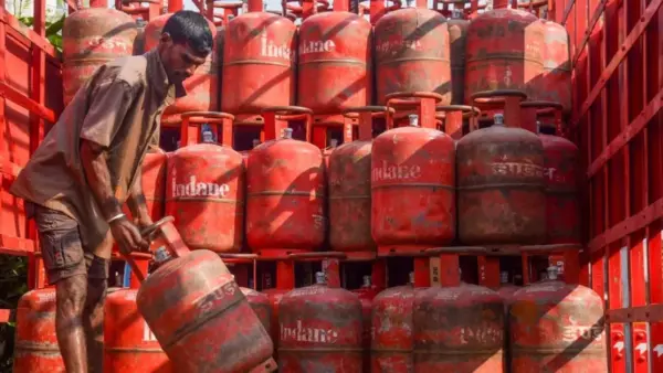 LPG गैस सिलेंडर बुकिंग का 45 दिन वाला नियम खत्म, अब 25 दिन में ही होगी बुकिंग