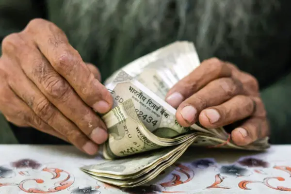 Money Management : घरों में काम करके हर महीने 60 हजार कमाती है यह मेड, नौकरी वालों को दिया फाइनेंस का सबक