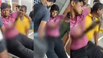 बाइक सवार के पेट में घुसी पेड़ से टूटी सूखी डाल, गंभीर रूप से घायल हुआ शख्स, इलाज जारी