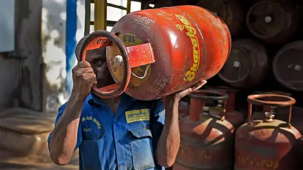 LPG Cylinder New Rule: 1 अक्टूबर से सब्सिडी वाला सस्ता सिलेंडर भी खरीदना पड़ेगा महंगा अगर नहीं निपटाया ये काम! 3 तरीके जान लीजिए