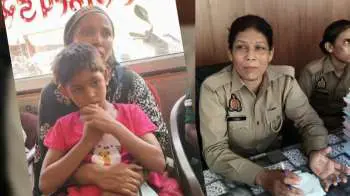 वर्दी के भीतर धड़कता रहा मां का दिल, खोई मूक-बधिर बच्ची को मां से मिलाकर रो पड़ी महिला सिपाही