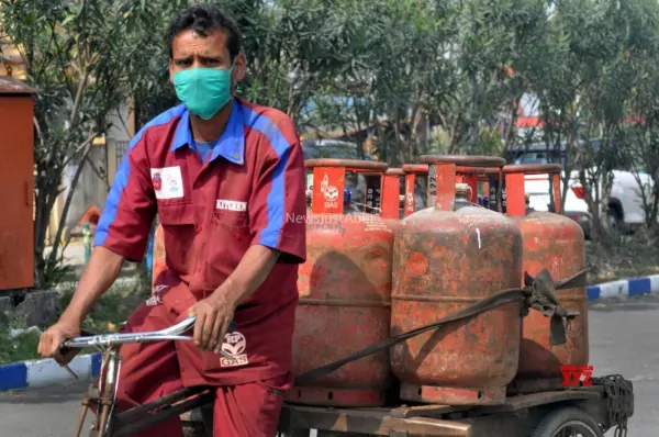 LPG Rule Change: 1 अक्टूबर से बदल जाएगा रसोई गैस का नियम, बायोमेट्रिक आधार ऑथेंटिकेशन हुआ अनिवार्य, जेब पर पड़ेगा भारी असर!