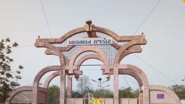 બાલભવન ખાતે સમર વેકેશન 'લીટલ સ્ટાર વર્કશોપ'માં ગ્લાસ પેઇન્ટીંગ માં હુનર અજમાવતા ભૂલકાઓ