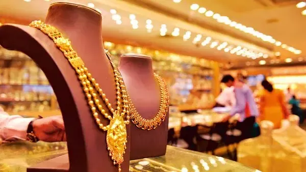 Gold Rises to Near Three-Week High as Trump Pauses Attacks on Iran