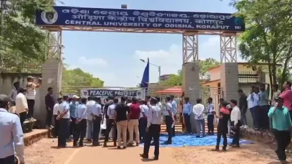 ସୁନାବେଡ଼ା କ୍ୟାମ୍ପସରେ ଝୁଲୁଛି ତାଲା, ହଷ୍ଟେଲ ଓ ଲାଇବ୍ରେରୀ ସୁବିଧା ଦାବି ନେଇ ଧାରଣା