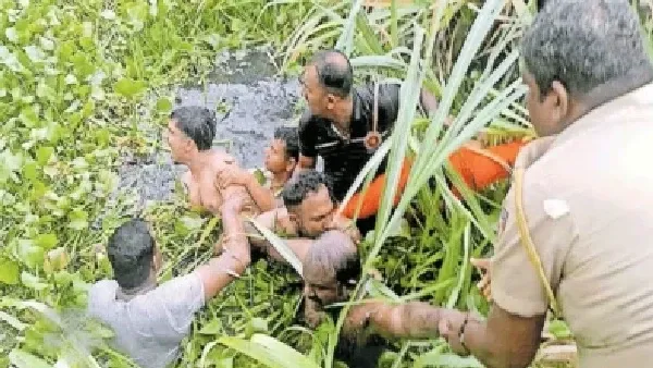 কচুরিপানার নিচে লুকিয়েও শেষ রক্ষা হলো না, পুলিশের হাতে পাকড়াও পলাতক আসামী