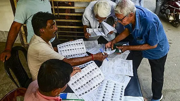 ಪಶ್ಚಿಮ ಬಂಗಾಳ | ಜನರನ್ನು ಆತಂಕಕ್ಕೆ ನೂಕಿದ ಎಸ್‌ಐಆರ್‌: ಹಕ್ಕಿಗಾಗಿ ಹೋರಾಟ...