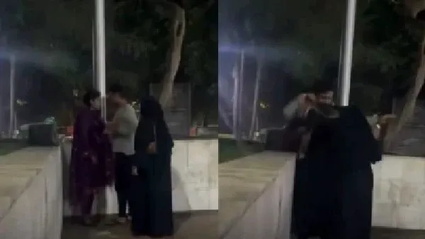 পার্কে প্রেমিকার সঙ্গে রোমান্স স্বামীর, পেছন থেকে এসে ঝাড়ু-পেটা স্ত্রীর! ভাইরাল ভিডিও