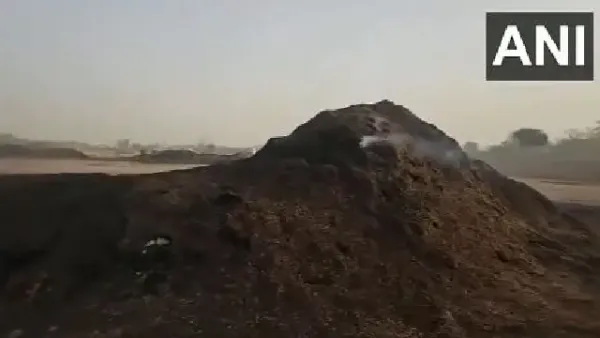 Massive fire breaks out in agricultural fields in Jhinjhar Village of Haryana