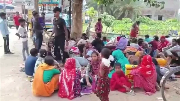 'হোল্ডিং সেন্টার'-এর আতঙ্কে তল্পিতল্পা বেঁধে দলে দলে পালাচ্ছে বাংলাদেশিরা