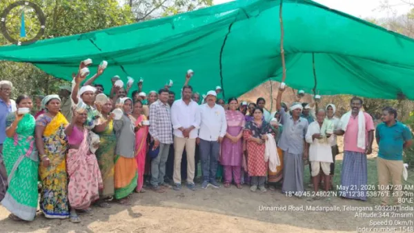 ఉపాధి కూలీలకు టిఫిన్ బాక్స్లుఅందజేసిన ఎంపీడీవో సతీష్ కుమార్