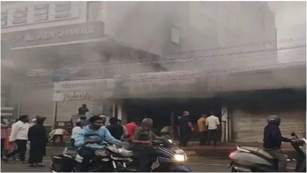 *ವ್ಯಾಪಾರ ದ್ವೇಷ: ಪಕ್ಕದಲ್ಲಿದ್ದ ಫರ್ನಿಚರ್ ಅಂಗಡಿಗೆ ಬೆಂಕಿ ಹಚ್ಚಿದ ಕಿಡಿಗೇಡಿಗಳು: ಮೂವರು ಅರೆಸ್ಟ್*