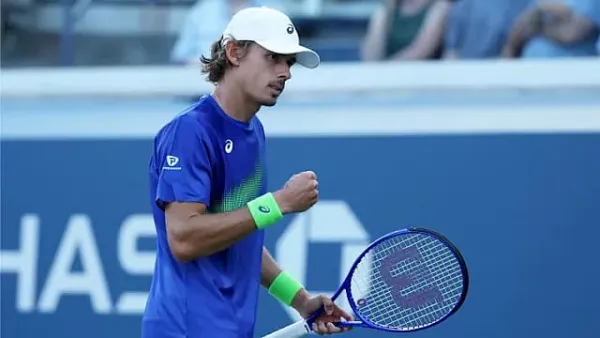 Alex De Minaur races into third US Open quarters