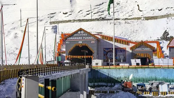 Braving the chill, thousands gather in Sonamarg where PM Modi will speak following Z-Morh tunnel inauguration