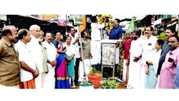 വഴിവിളക്ക് അണഞ്ഞു, റീത്ത് വെച്ച്‌ ബി.ജെ.പി പ്രതിഷേധം