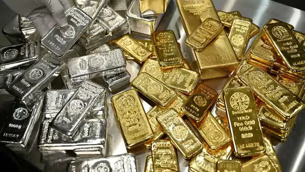 سونے کی قیمتوں میں تیزی سے اضافے کے ساتھ ساتھ چاندی کی چھلانگوں کے ساتھ قیمتی دھاتوں کی زبردست ریلی کے درمیان۔