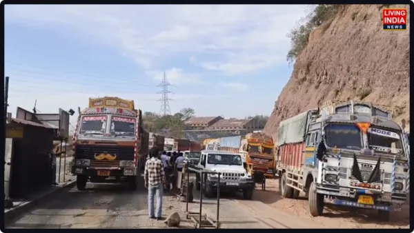 ਹਿਮਾਚਲ ਸਰਹੱਦ 'ਤੇ ਟੈਕਸ ਦਰਾਂ ਨੂੰ ਲੈ ਕੇ ਹੰਗਾਮਾ: ਸਵਾਰਘਾਟ ਬੈਰੀਅਰ 'ਤੇ ਡਰਾਈਵਰਾਂ ਦਾ ਵਿਰੋਧ, ਲੰਮੇ ਜਾਮ ਕਾਰਨ ਸੈਲਾਨੀ ਪਰੇਸ਼ਾਨ