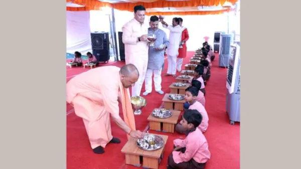 Yogi Adityanath: सीएम योगी पहुंचे स्कूल, बच्चों को बांटे गिफ्ट, 'स्कूल चलो अभियान' की शुरुआत