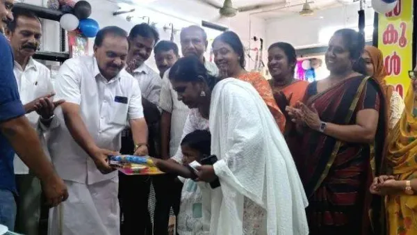 കളമശേരി സര്‍വീസ് സഹകരണ  ബാങ്കില്‍ സ്കൂള്‍ മാര്‍ക്കറ്റ്