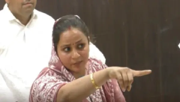 "నిద్రలోంచి ఇప్పుడే లేచారా?".. మీటింగ్‌లో పీఎంఓపై ఎంపీ సంజనా జాతవ్ ఫైర్! నవ్విన అధికారికి చురకలు