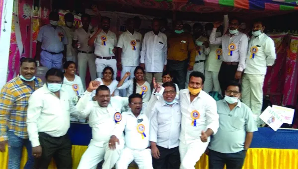 రైల్వే స్టేషన్ మాస్టార్ల ధర్నా