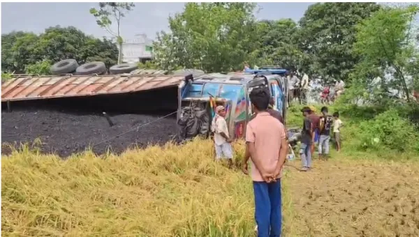 বাদশাহী রাস্তায় পথ দুর্ঘটনা ঘটে মুর্শিদাবাদের চন্দ্রপুকুরে