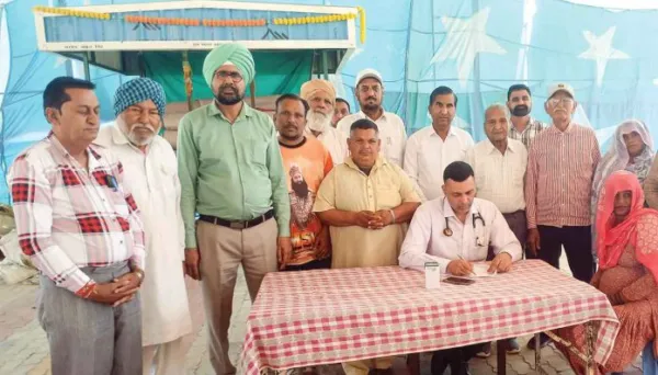 श्री जलालआणा साहिब में नि:शुल्क चिकित्सा जांच शिविर में मरीजों की जांच