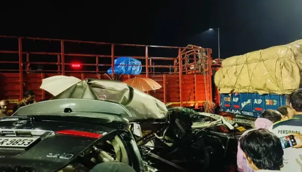 നിര്‍ത്തിയിട്ട ലോറിയില്‍ കാറിടിച്ച്‌ കയറി; മലപ്പറം തേഞ്ഞിപ്പാലത്ത് മൂന്നുപേര്‍ക്ക് ദാരുണാന്ത്യം